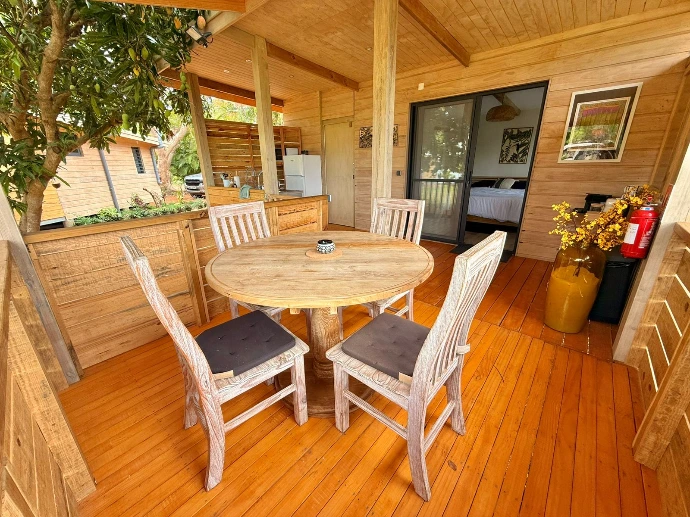 Table intérieure en bois