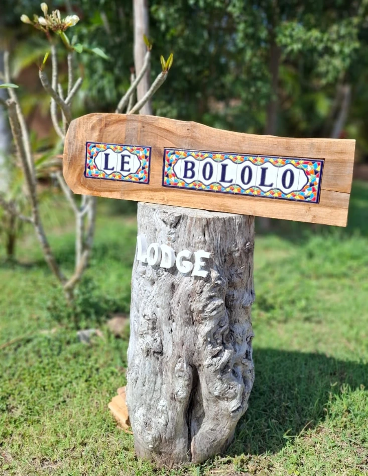 Panneau artisanal et local indiquant le lodge 