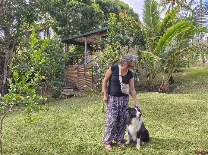 Femme avec son chien au Petit Chalet de Farino, hébergement acceptant les chiens