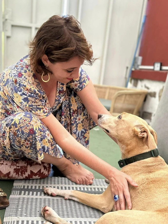 Séance avec un chien beige de Natur Anima Naturopathie animale et Reiki à Nouméa