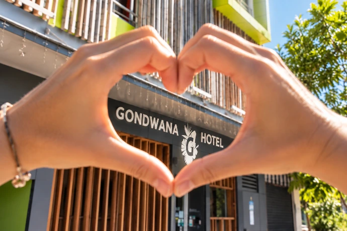 Devanture Gondwana Hôtel avec des mains en forme de coeur